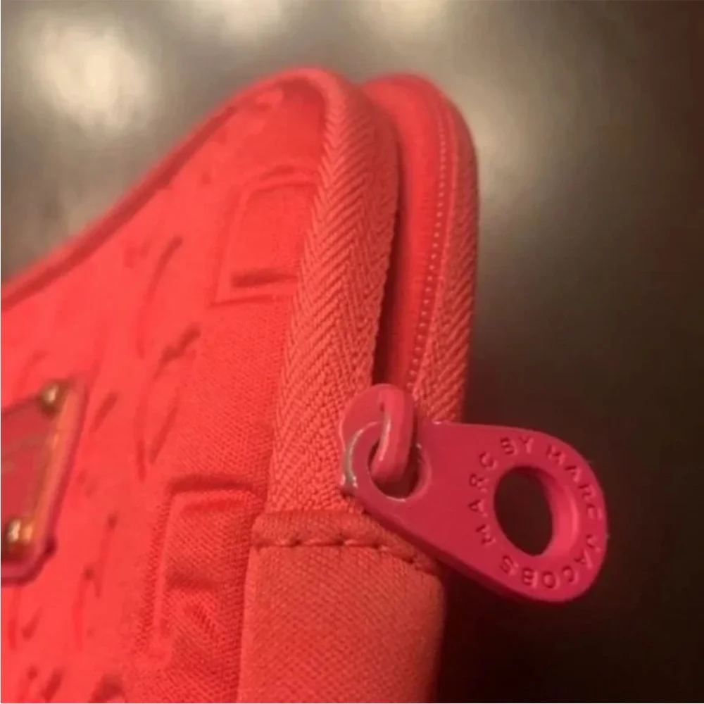 Marc Jacobs neon pink
